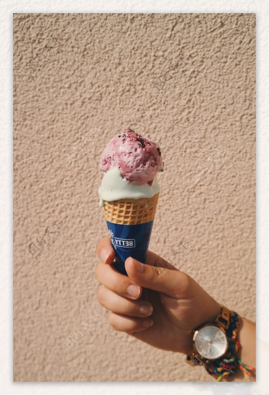 拿冰淇淋素材-拿冰淇淋图片-拿冰淇淋素材图片下载-觅知网