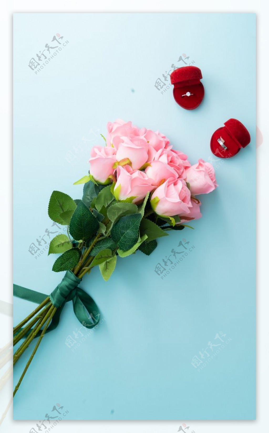 蓝色底板上的粉色玫瑰花束图片