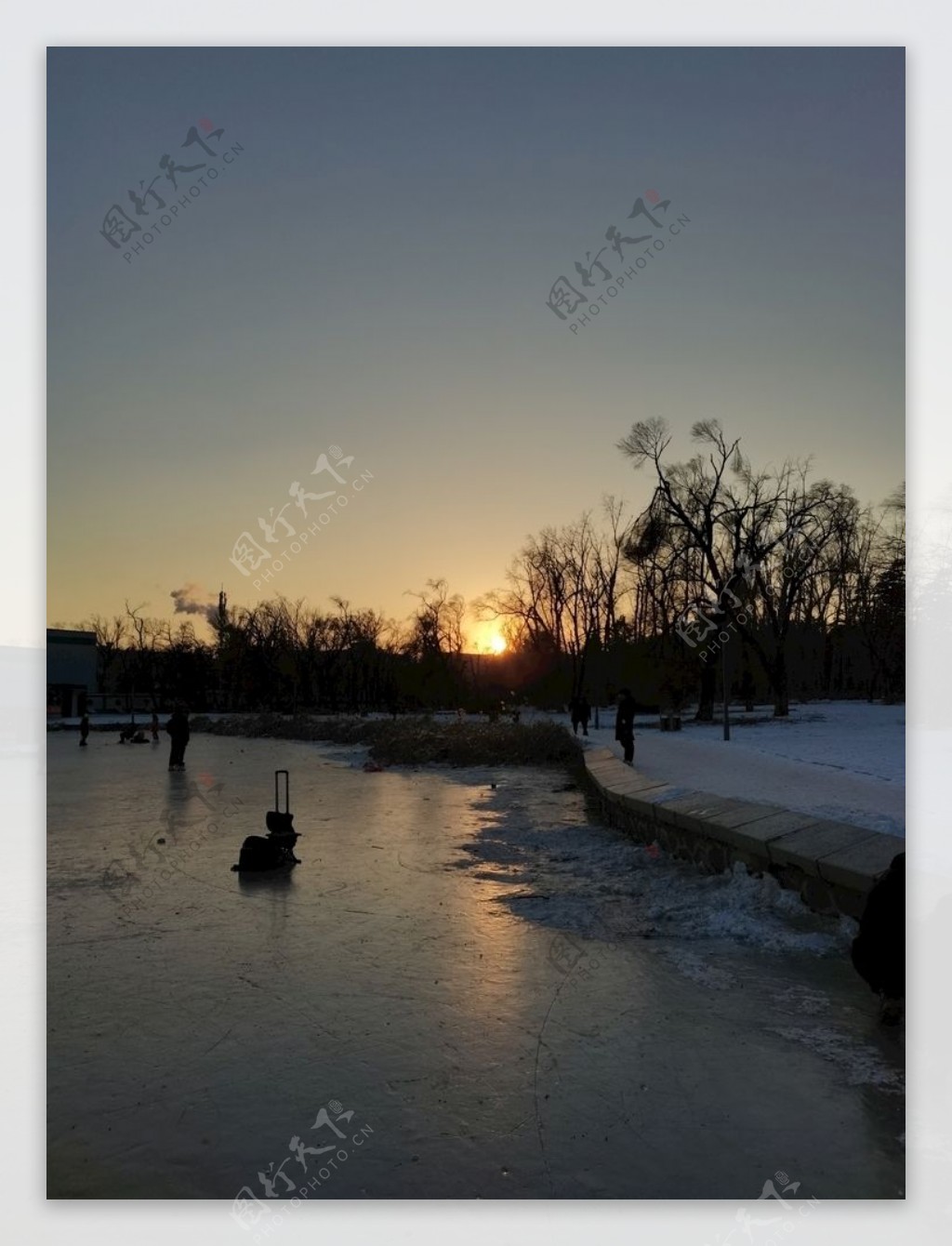 南湖冬日冰面落日余晖图图片
