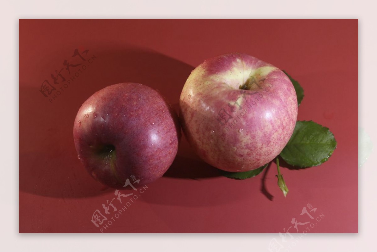 红色底板上的苹果高清大图图片